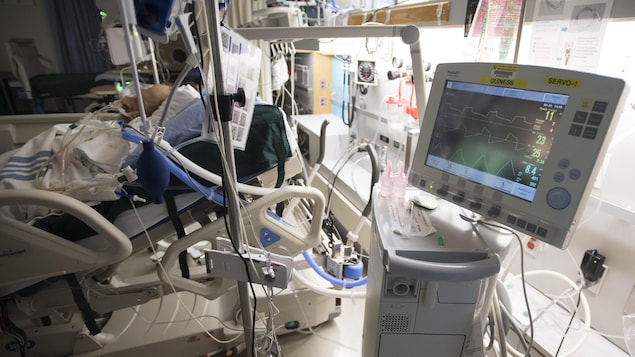 Un patient séjourne dans une unité de soins intensifs.
