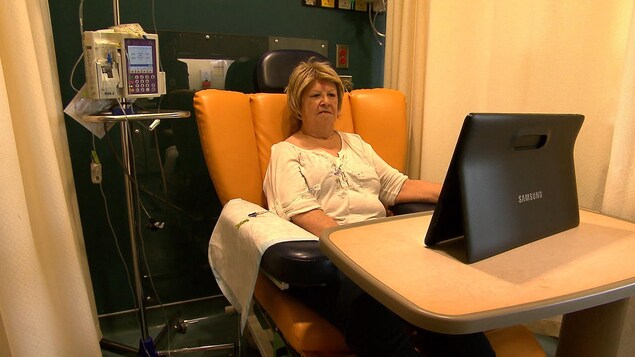 Ginette Déry, de Gaspé, visionne des capsules sur le site cancergaspesie.ca, durant son traitement de chimiothérapie Ginette Déry, de Gaspé, visionne des capsules sur le site cancergaspesie.ca, durant son traitement de chimiothérapie