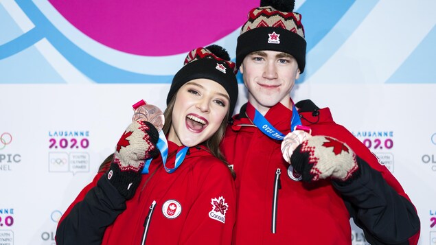 Les Canadiens Natalie D’Alessandro et Bruce Waddell sont montés sur la troisième marche du podium de la compétition par équipe multination de patinage artistique.