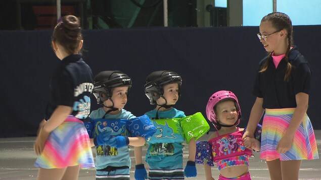 De jeunes patineurs en spectacle à Trois-Pistoles De jeunes patineurs en spectacle à Trois-Pistoles