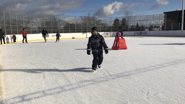 Un petit garçon qui patine.