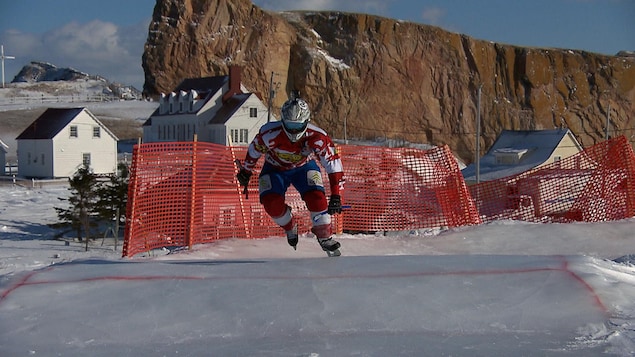 Un patineur s'élance sur la piste glacée.