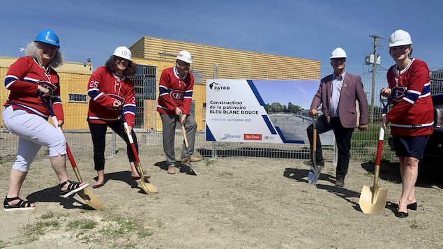 Des dignitaires avec une pelle sur un chantier.