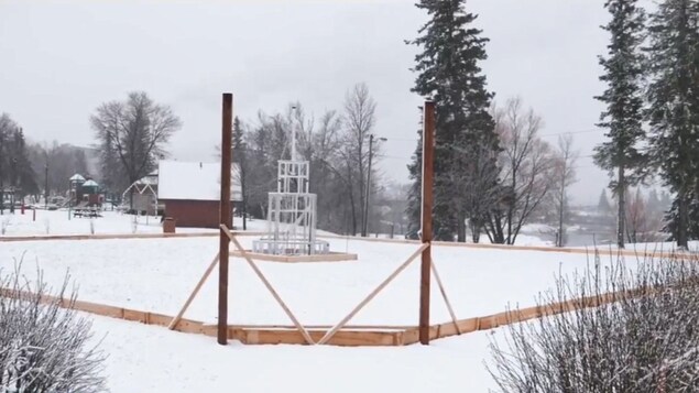 Une patinoire extérieure en préparation.