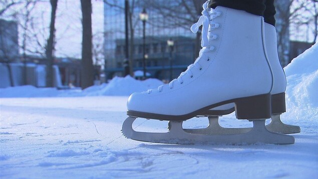 Patins sur une patinoire extérieure.