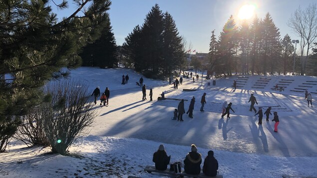 Des dizaines de personnes patinent sur l'anneau de glace du parc Beauséjour de Rimouski, le 10 janvier 2021.