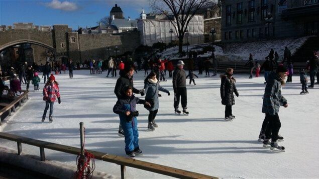 Des patineurs à la place D’Youville, en hiver Des patineurs à la place D’Youville, en hiver