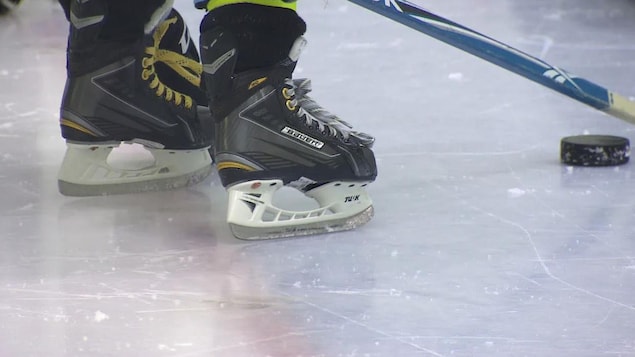 Des patins de hockey sur la glace.