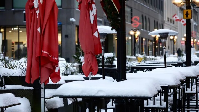 A patio covered in snow on Sparks Street in Ottawa Nov. 26, 2020, during one of the multiple bans on dine-in service across Ontario during the COVID-19 pandemic. (Andrew Lee/CBC)