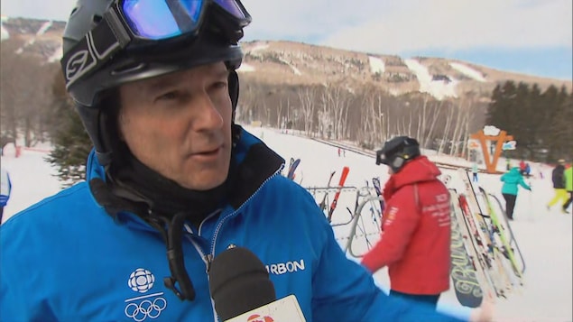 Patrice Roy accorde une entrevue en habit de ski. 
