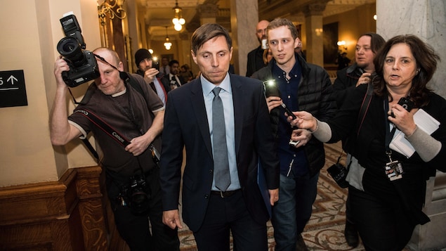 Les journalistes poursuivent le chef Patrick Brown dans les couloirs de Queen's Park.