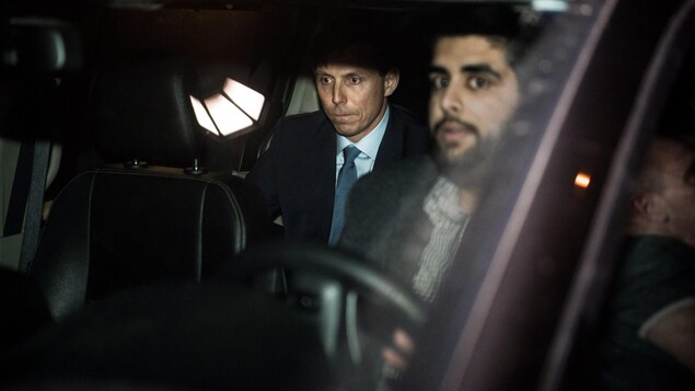 Patrick Brown dans une voiture la nuit. Patrick Brown dans une voiture la nuit.