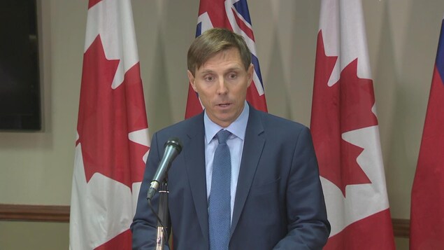 Patrick Brown, le visage ébranlé, devant un micro Patrick Brown, le visage ébranlé, devant un micro