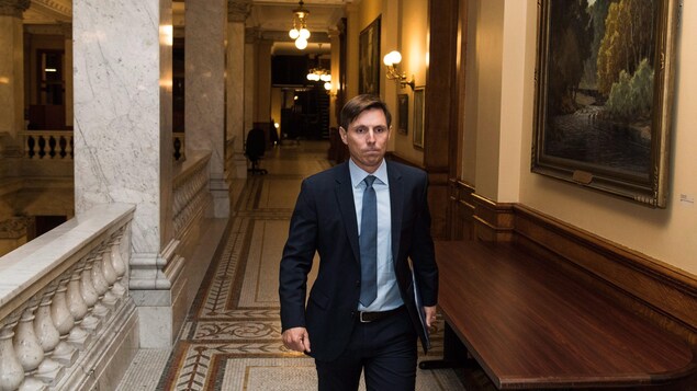Patrick Brown marche dans un couloir de Queen's Park, visiblement préoccupé. Patrick Brown marche dans un couloir de Queen's Park, visiblement préoccupé.