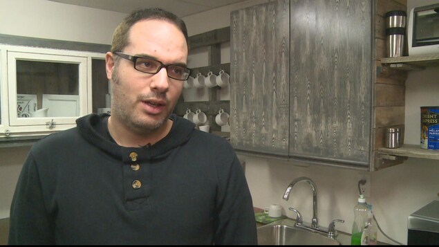 Patrick Desbiens en entrevue dans une des deux cuisines de la Maison Oxygène. Patrick Desbiens en entrevue dans une des deux cuisines de la Maison Oxygène.
