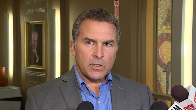 Patrick Maze répond aux questions des journalistes lors d'un point de presse.