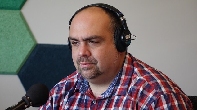 Patrick McGraw dans un studio de radio.