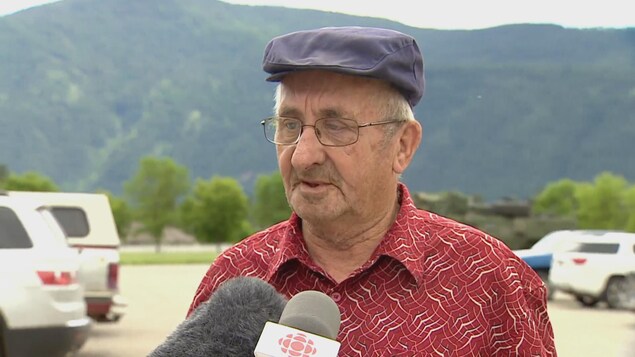 Patrick O'Doherty, qui réside à Grand Forks depuis 48 ans, explique à la caméra qu'il est inquiet pour sa communauté et craint une seconde crue des eaux. Patrick O'Doherty, qui réside à Grand Forks depuis 48 ans, explique à la caméra qu'il est inquiet pour sa communauté et craint une seconde crue des eaux.