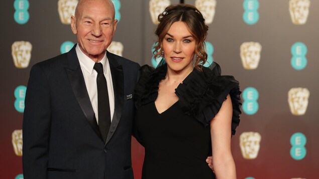 Le comédien britannique Patrick Stewart et sa femme la chanteuse américaine Sunny Ozell. Le comédien britannique Patrick Stewart et sa femme la chanteuse américaine Sunny Ozell.