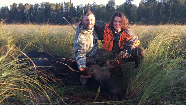 Andrina et Patrick lors de la chasse annuelle (2016) à l'orignal Andrina et Patrick lors de la chasse annuelle (2016) à l'orignal