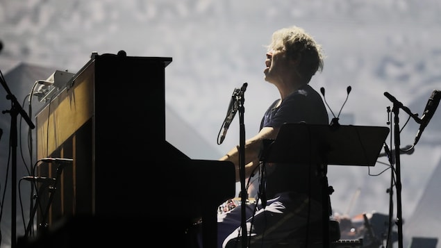 Un homme au piano.