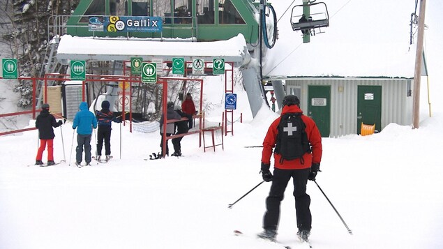 La présence de la Patrouille canadienne de ski est obligatoire sur les pentes de ski alpin La présence de la Patrouille canadienne de ski est obligatoire sur les pentes de ski alpin