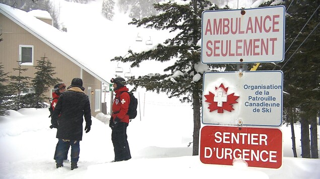 Les patrouilleurs sont les premiers répondants sur la piste en cas de blessure Les patrouilleurs sont les premiers répondants sur la piste en cas de blessure