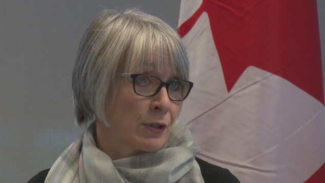 Gros plan sur la ministre, Patty Hadju, qui s'exprime à la caméra.