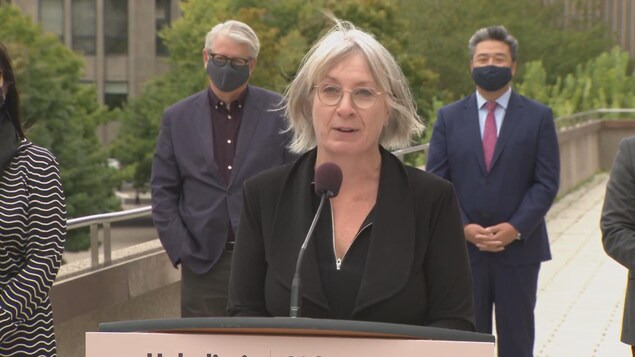 La ministre Patty Hajdu lors de la conférence de presse.