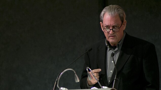 L'écrivain américain Paul Auster prononce un discours lors d'un événement littéraire à Guadalajara, au Mexique, en novembre 2017. L'écrivain américain Paul Auster prononce un discours lors d'un événement littéraire à Guadalajara, au Mexique, en novembre 2017.