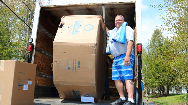 Un spa neuf, dans sa boîte, déchargé d'un camion Un spa neuf, dans sa boîte, déchargé d'un camion