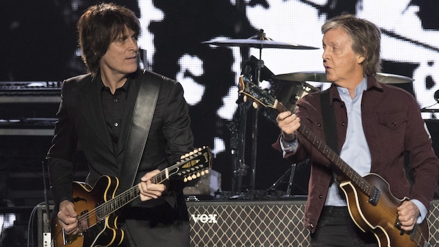 Paul McCartney, avec sa célèbre basse Höfner, donne la réplique au guitariste Rusty Anderson pendant le premier spectacle de la tournée mondiale Freshen Up, le 17 septembre 2018, au Centre Vidéotron de Québec. Paul McCartney, avec sa célèbre basse Höfner, donne la réplique au guitariste Rusty Anderson pendant le premier spectacle de la tournée mondiale Freshen Up, le 17 septembre 2018, au Centre Vidéotron de Québec.