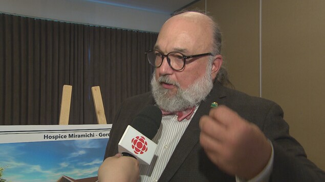 Paul McGraw répond aux questions d'un journaliste hors champ. Paul McGraw répond aux questions d'un journaliste hors champ.