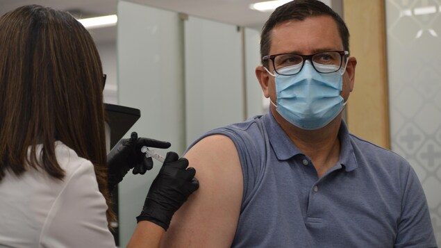 Le ministre de la Santé de la Saskatchewan Paul Merriman se fait vacciner contre la grippe.