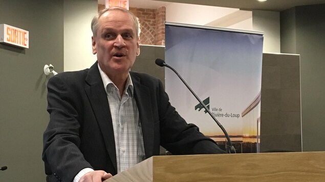 Le président du Club de curling de Rivière-du-Loup, Paul Miville. Le président du Club de curling de Rivière-du-Loup, Paul Miville.