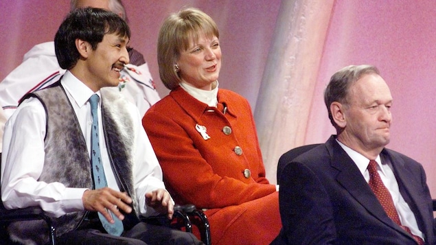 L’ex-premier ministre du Nunavut, Paul Okalik (à gauche), l’ancienne ministre des Affaires indiennes et du Nord canadien, Jane Stewart (au centre) et l’ancien premier ministre du Canada, Jean Chrétien (à droite), lors de la cérémonie de création du Nunavut, le 1er avril 1999. 