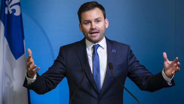 Paul Saint-Pierre Plamondon parle à la caméra.