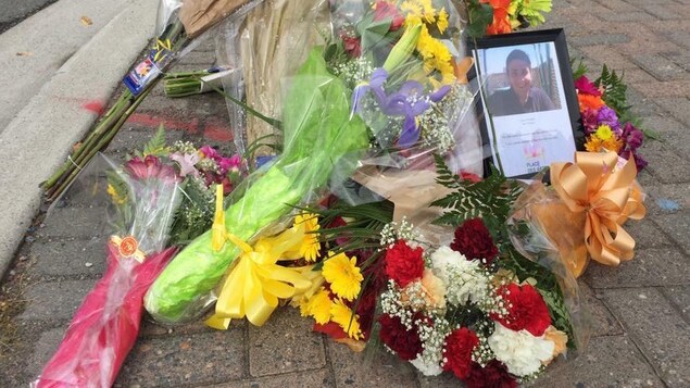 Des gerbes de fleurs déposées sur le bord de la rue en mémoire de Paulette Gagnon. Des gerbes de fleurs déposées sur le bord de la rue en mémoire de Paulette Gagnon.