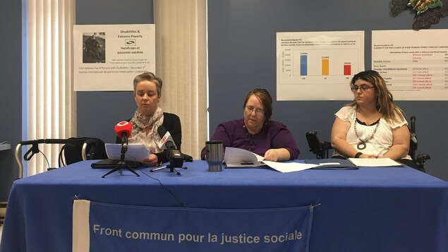 Trois dames donnent une conférence de presse Trois dames donnent une conférence de presse