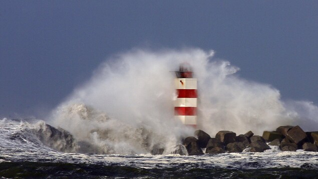 De puissantes vagues s'écrasent sur un phare, au large des Pays-Bas.