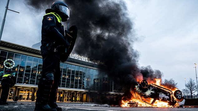 Une voiture brûle devant la gare à Eindhoven.