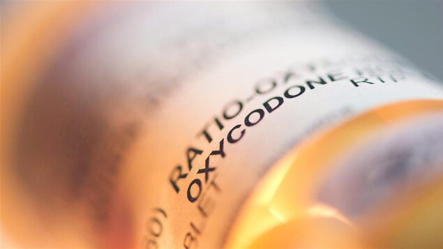 Une bouteille de comprimés contenant de l'oxycodone et de l'acétaminophène