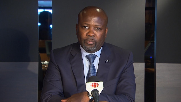 Mapi Mobwano prend la pose lors d'une conférence de presse devant le micro de Radio-Canada.