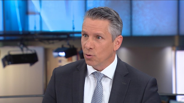 Jean-Francois-Bergeron, sur le plateau de Radio-Canada, répondant aux questions.