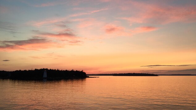 Coucher de soleil sur les eaux du lac Huron sur la Péninsule-Bruce dans le Nord de l'Ontario