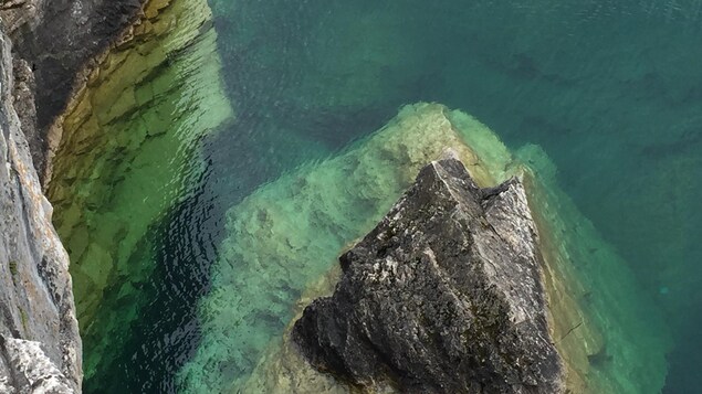 Eaux transparentes du lac Huron sur la Péninsule-Bruce dans le Nord de l'Ontario