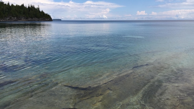 Eaux transparentes du lac Huron, sur la Péninsule-Bruce dans le Nord de l'Ontario