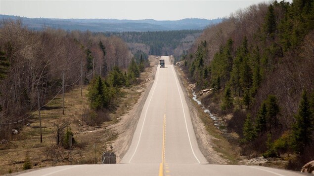 Un camion sur la route 144 dans le nord de l'Ontario Un camion sur la route 144 dans le nord de l'Ontario