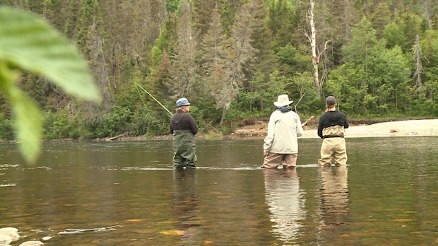 Des participantes à cette activité d'initiation expérimentent les subtilités de ce type de pêche.