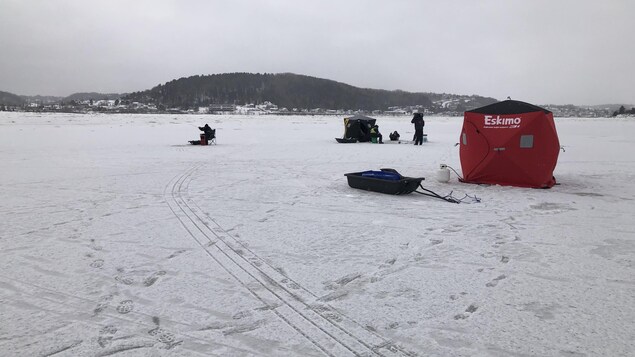 Des amateurs de pêche blanche pressés de sortir leur canne